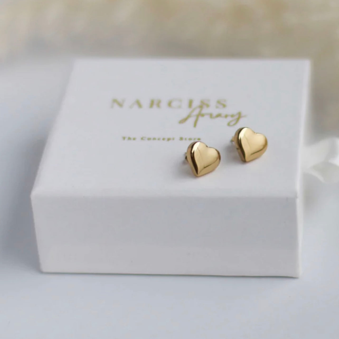 Klassische goldene Herz-Ohrstecker in minimalistischem Design