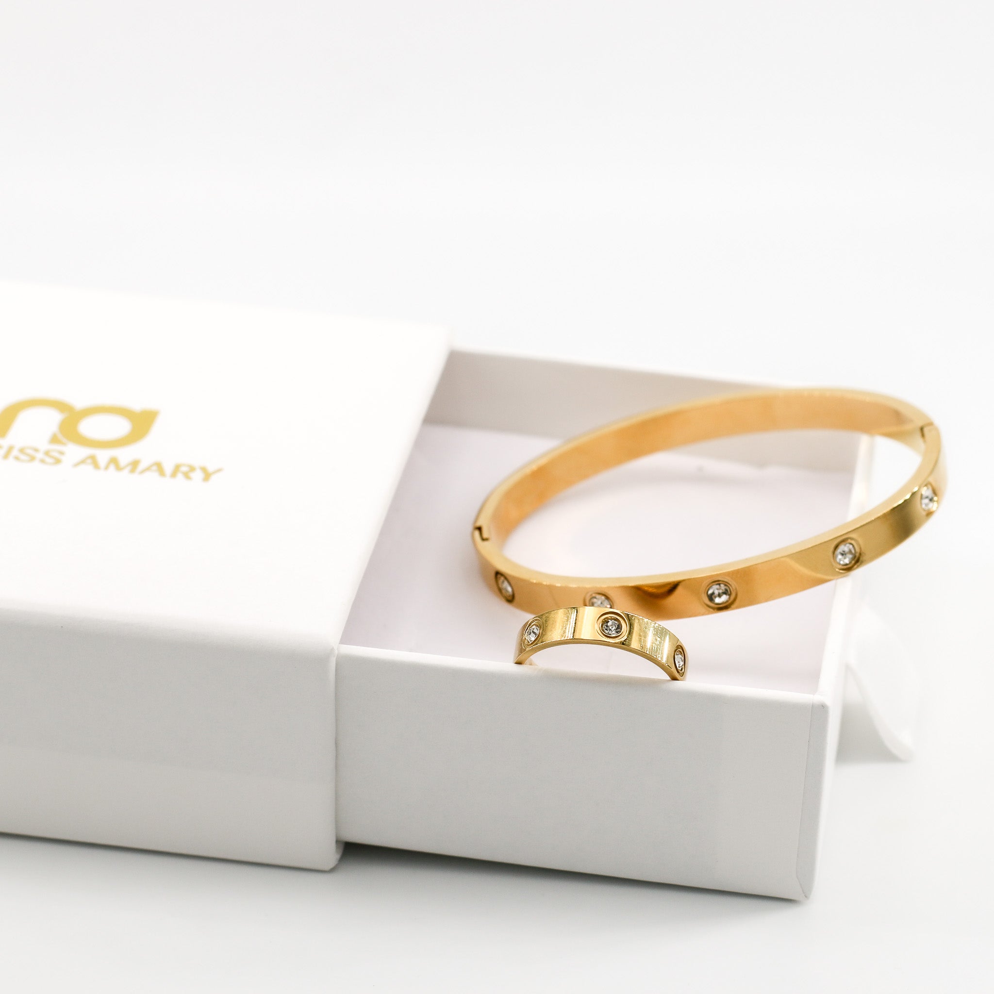 Zeitloser 18k goldplattierter Edelstahl-Armreif mit Zirkonia