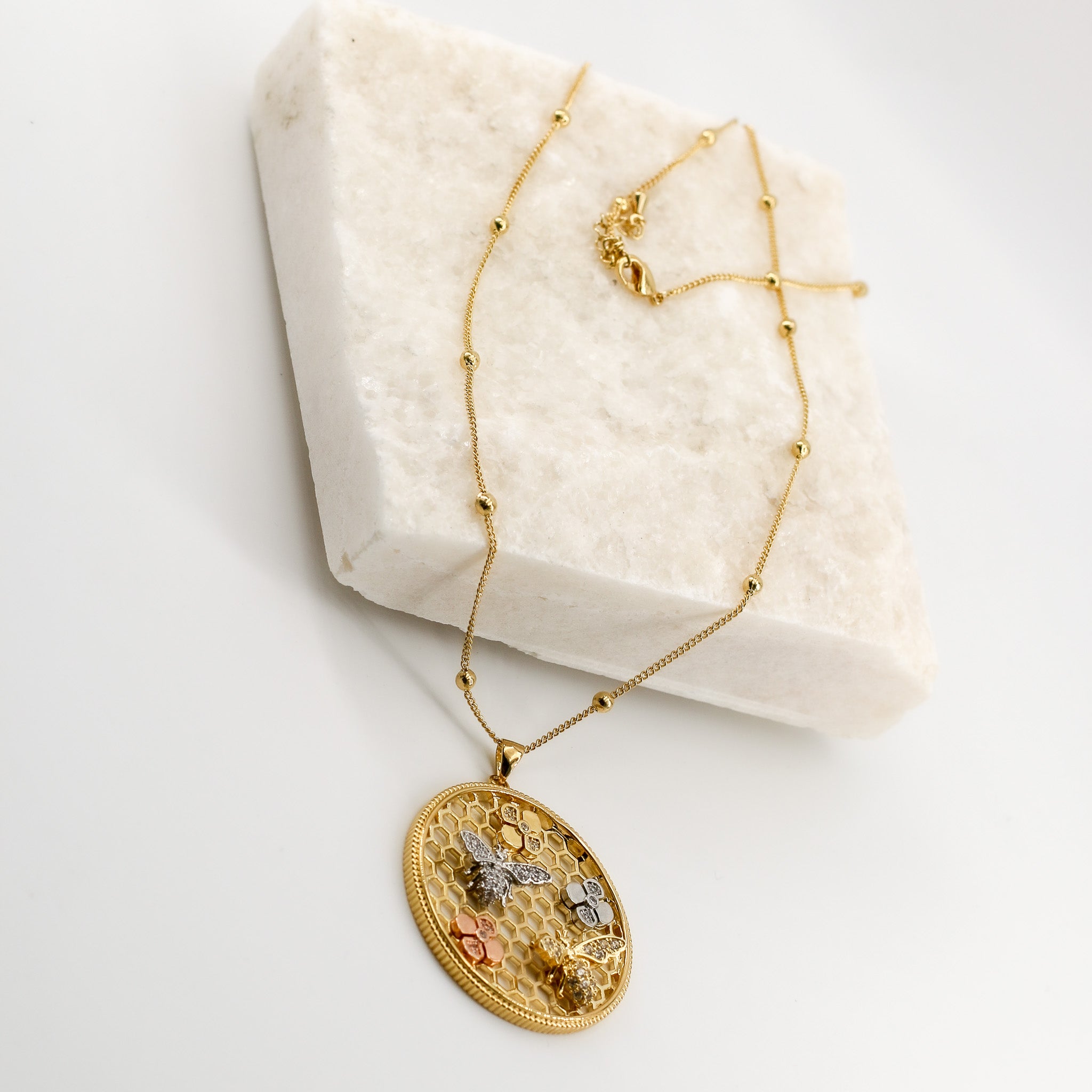 Goldene Halskette mit Anhänger im Bienen- und Blumenmuster