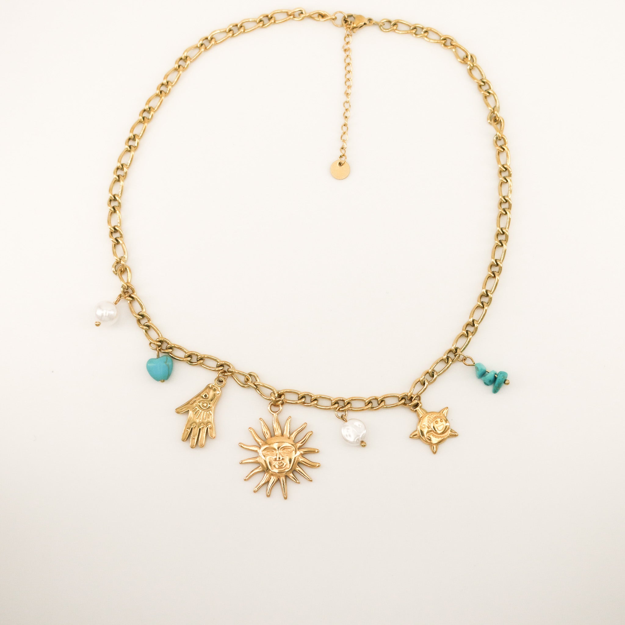 Goldene Boho Kette mit Sonnenanhänger, Hamsa-Hand, echten Perlen und türkisfarbenen Steinen – eleganter Ibiza Schmuck