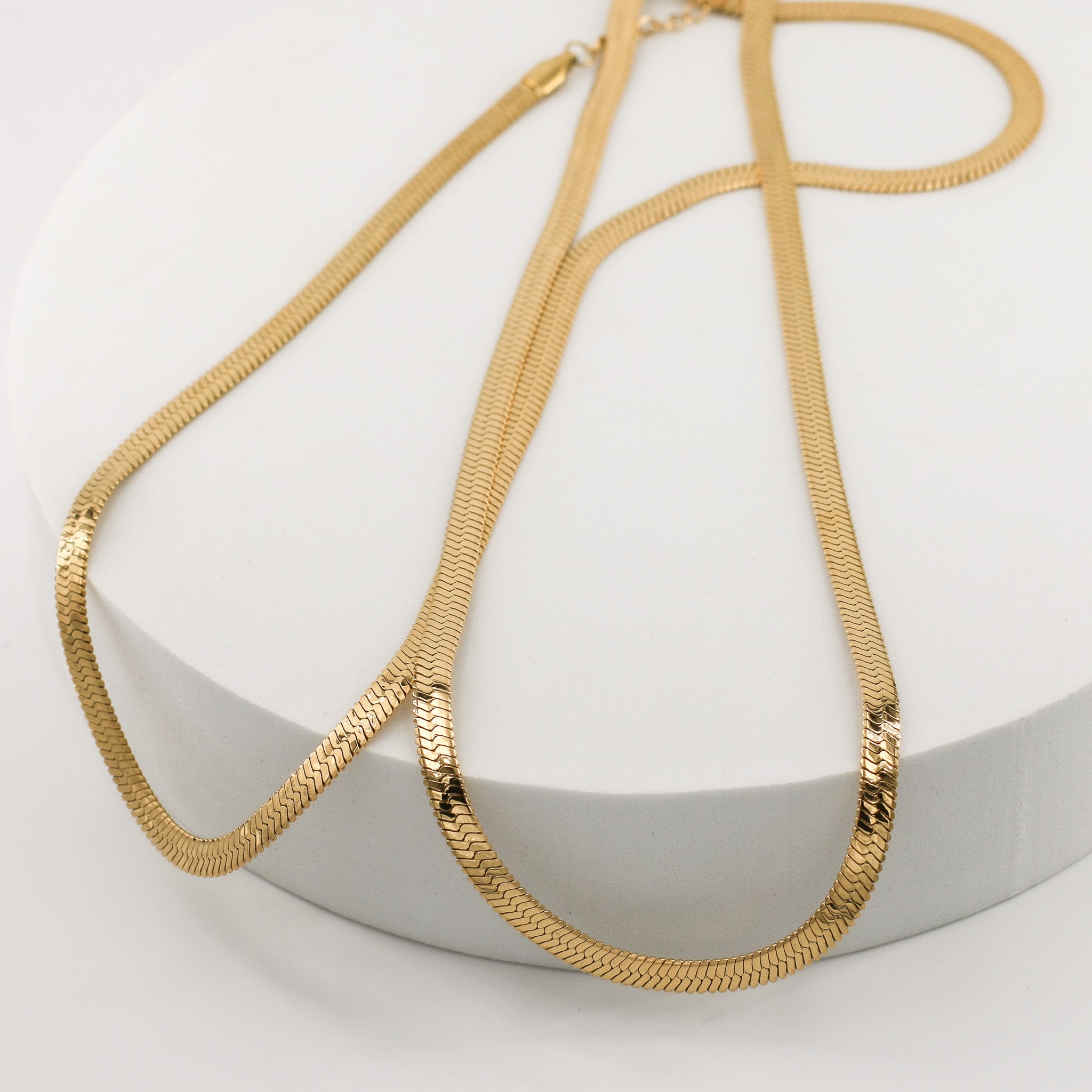 Elysia Herringbone Kette in 18k Gold – stilvolles Accessoire für jeden Anlass. goldene Fischgrätenkette aus Edelstahl, flache Schlangenkette, Herringbone Kette, elegant, Minimalistisch