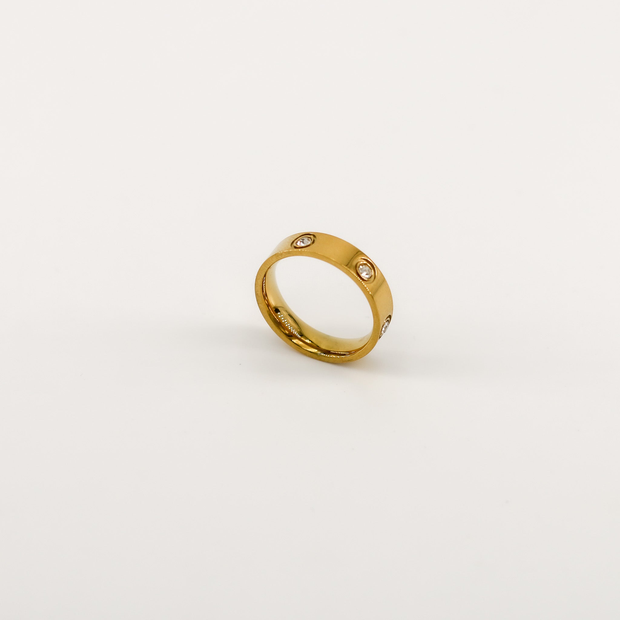 Golden Serenity Ring – Luxuriöser Ring mit 18k Gold und Zirkonia-Steinen