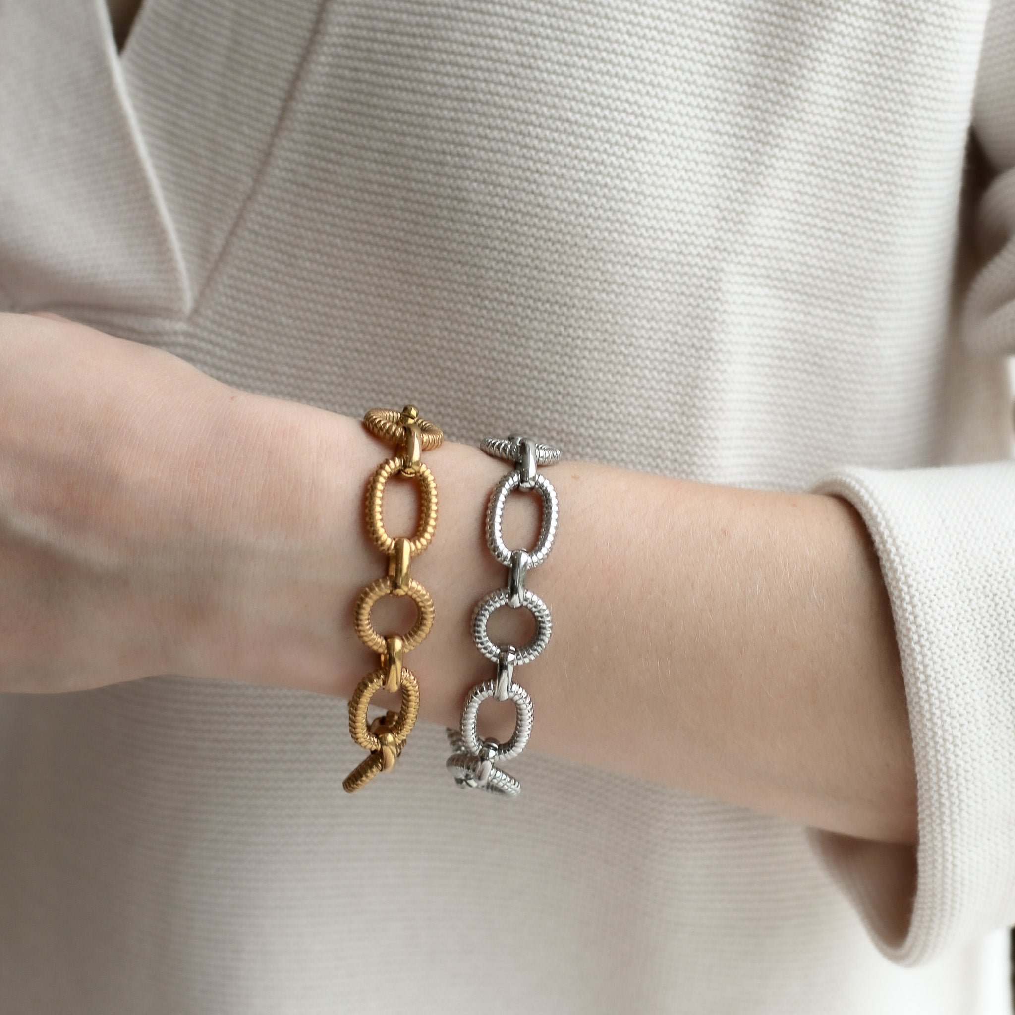 Modern Duo Bracelets, Silber und Gold modern präsentiert.