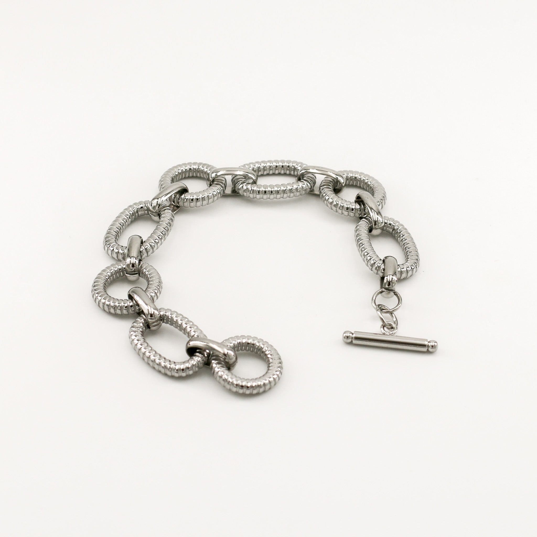 Silberfarbenes Armband mit ovalen Gliedern und moderner, strukturierter Oberfläche.