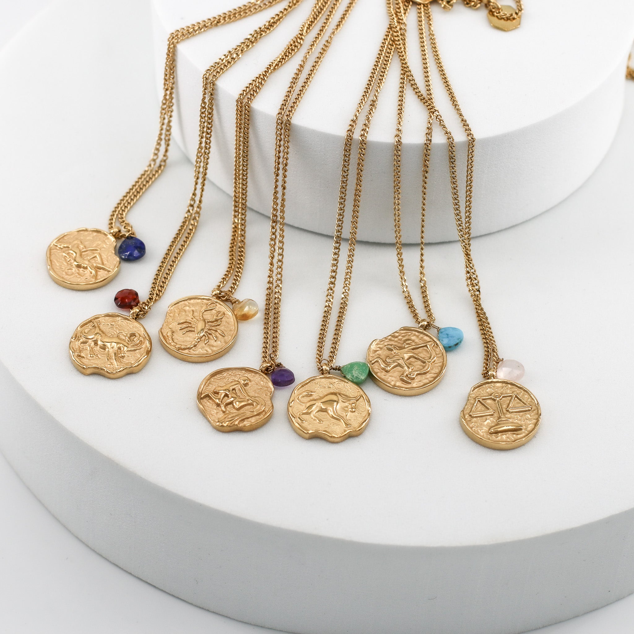 Zodiac Medaillon-Halskette, personalisierter astrologischer Schmuck mit Tierkreiszeichen und Glücksstein.