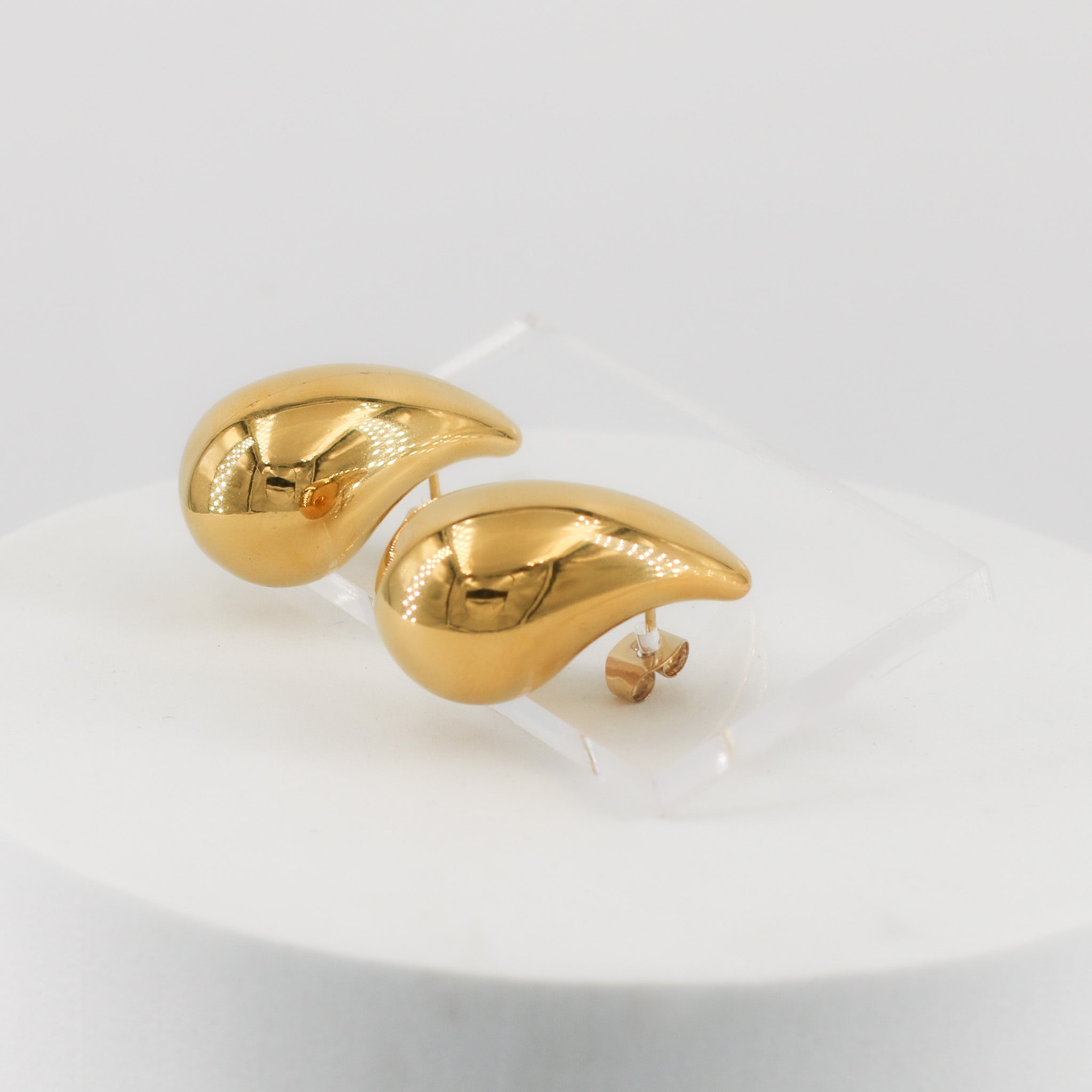 Elegante Wassertropfen-Ohrringe aus vergoldetem Edelstahl.