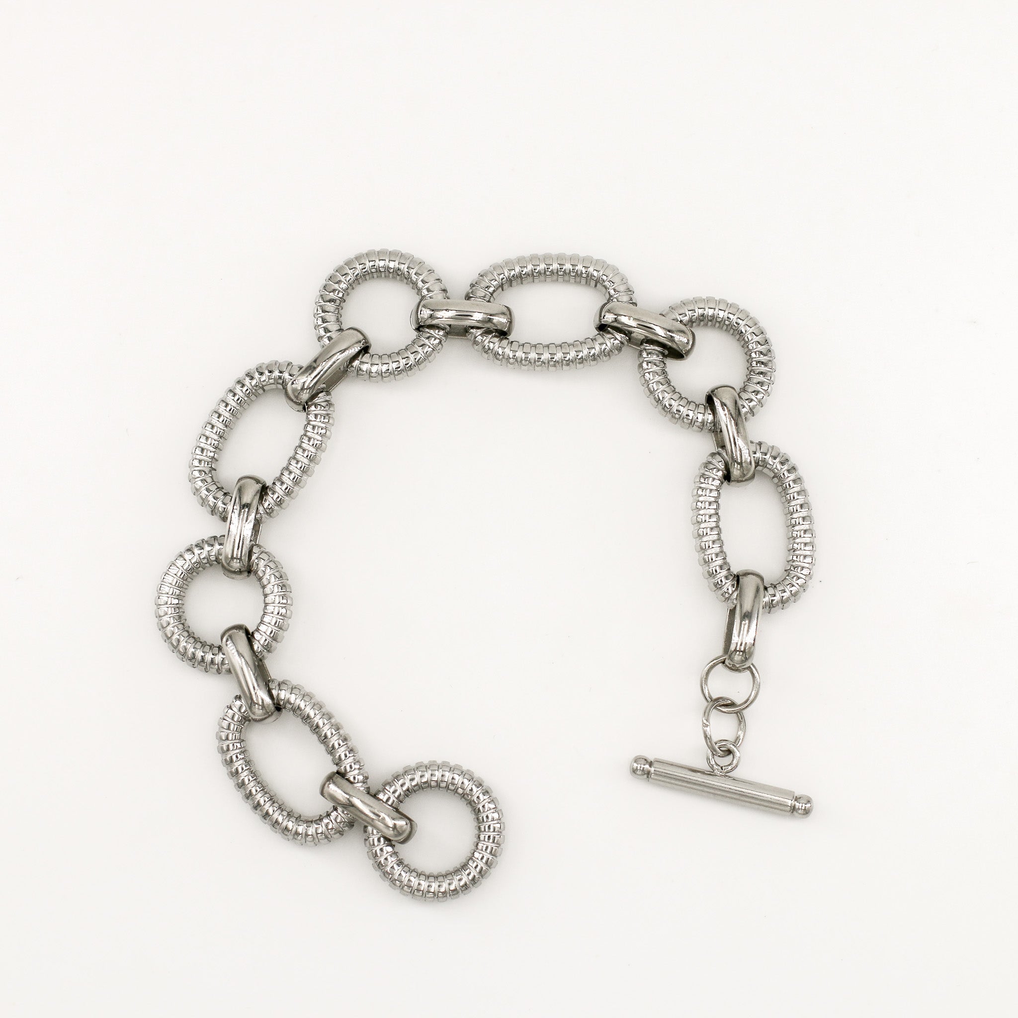Minimalistisch elegante silberne Armband, auf helle Hintergrund