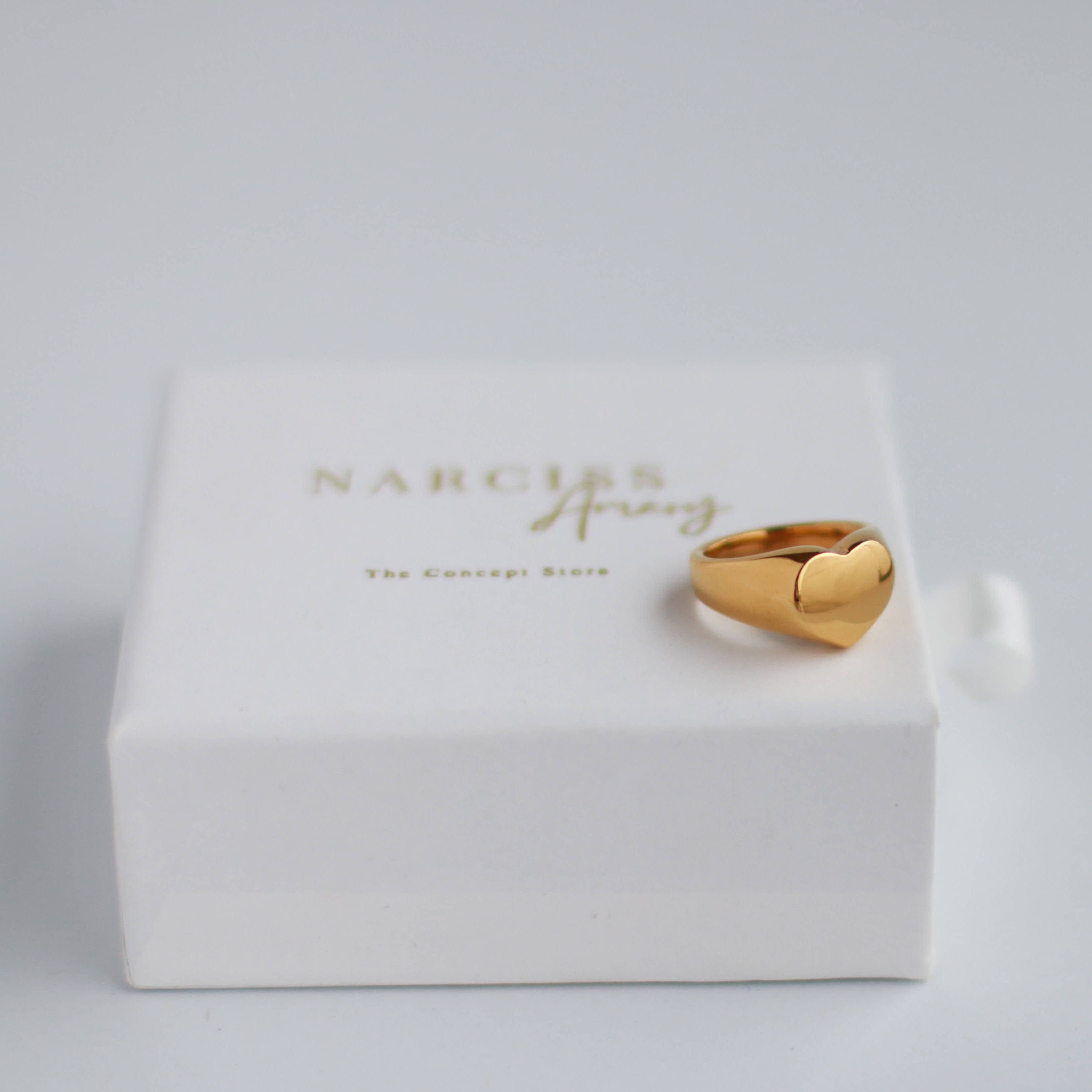 Vergoldeter Heart Ring in Herzform von Narcissamary, minimalistisch und wasserfest