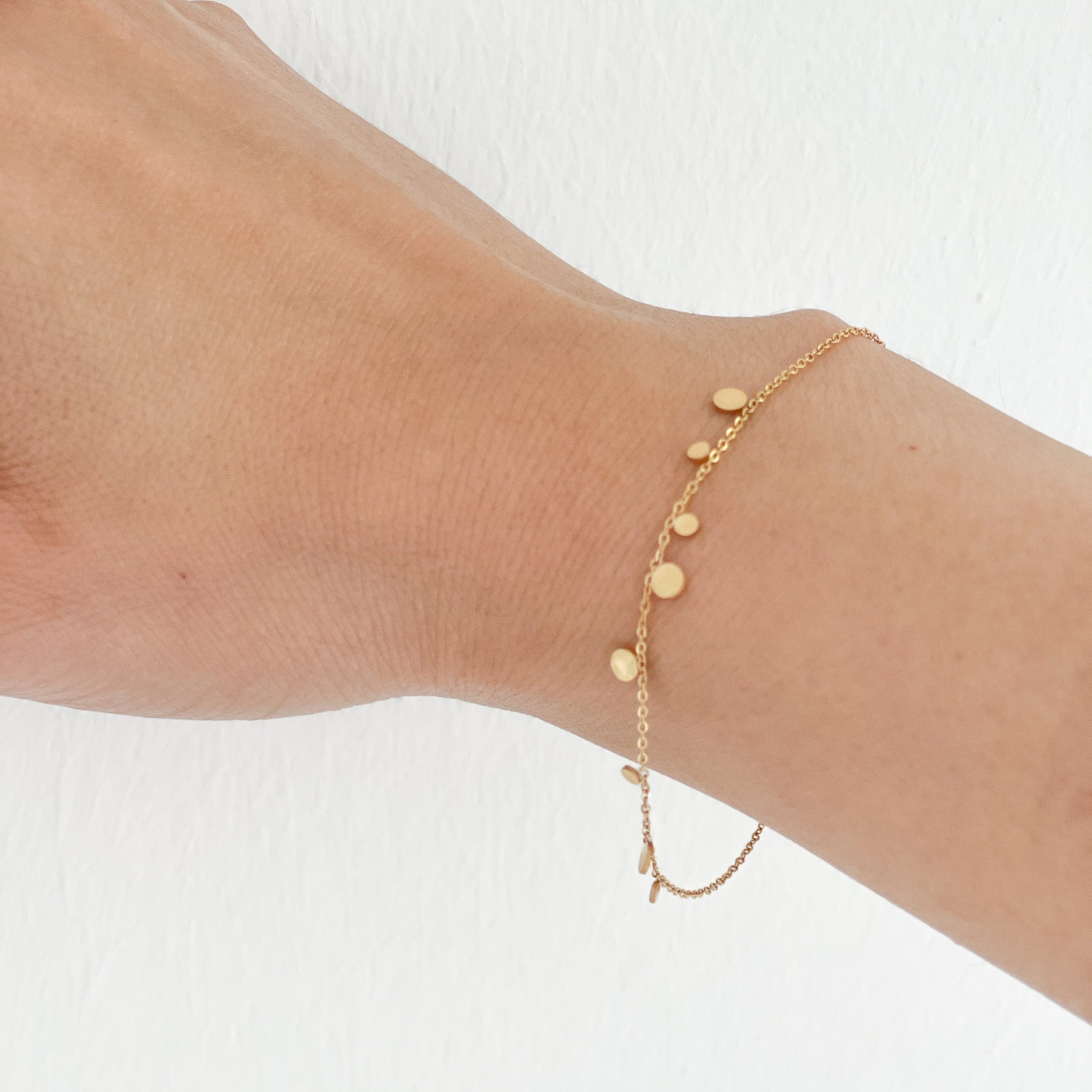 Armband mit Plättchen-Anhänger, ideal für elegante Outfits