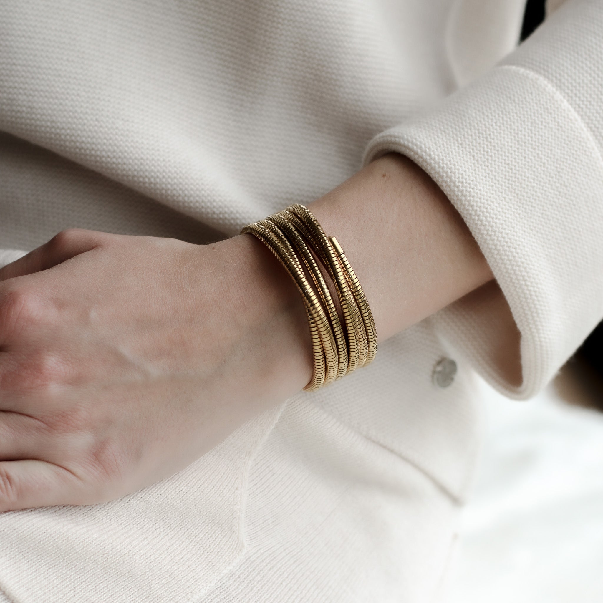 Entdecke das Flexi Coil Armband – ein modernes Accessoire mit spiralförmigem Design aus vergoldetem und silberfarbenem Edelstahl. Flexibel, stilvoll und perfekt für jeden Anlass