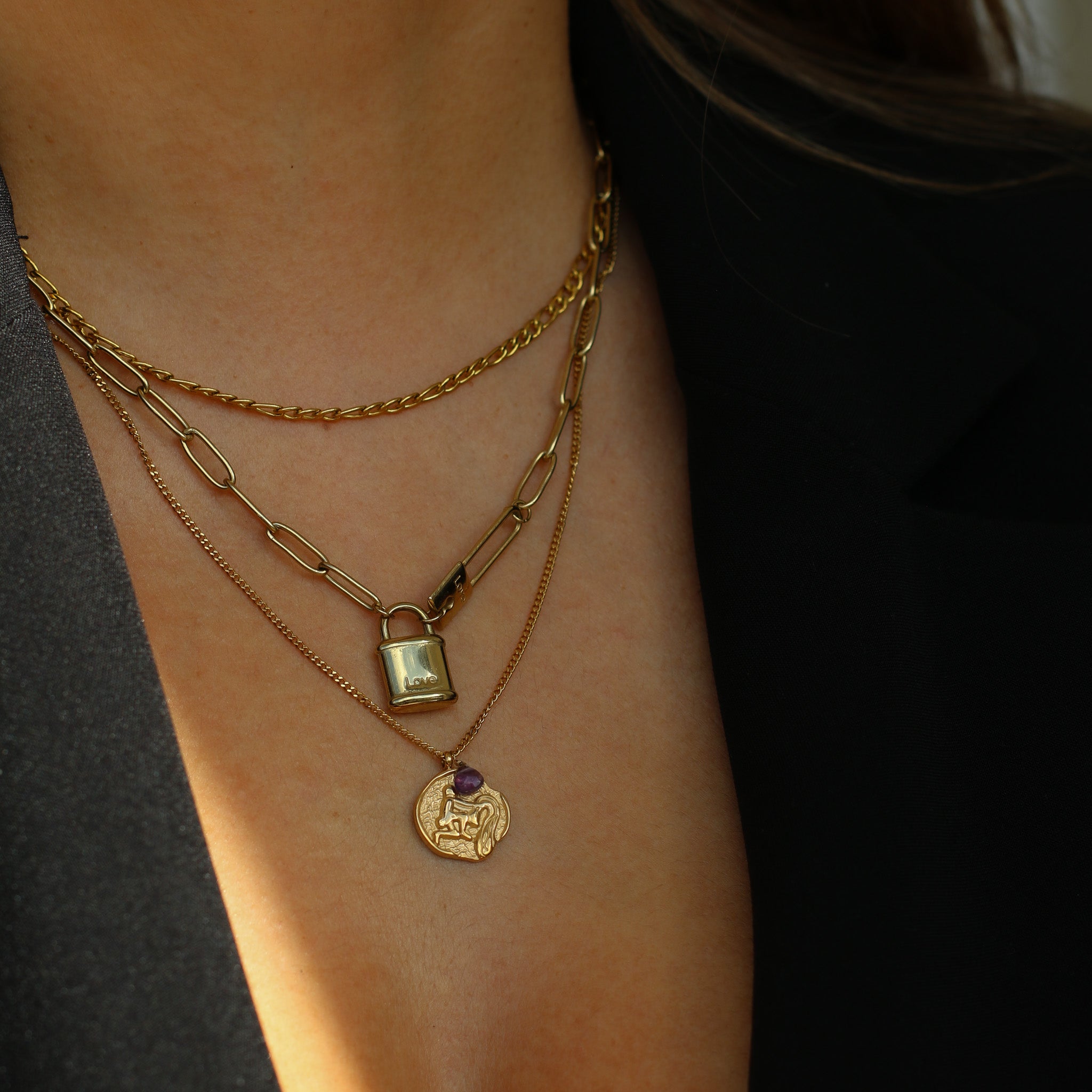 Astrologische Kette mit Zodiac-Medaillon und Glücksstein für jedes Sternzeichen.